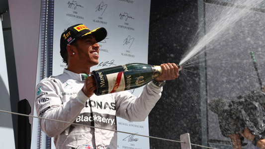 Silverstone - Gara<br>Hamilton trionfa, Rosberg KO