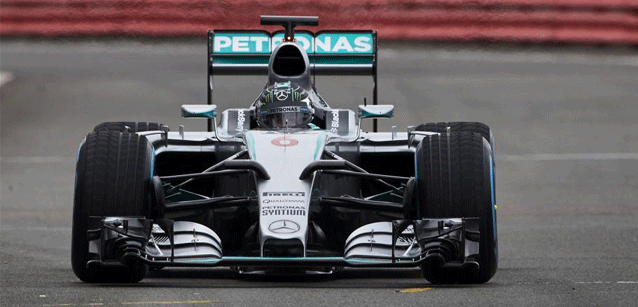 La Mercedes W06 in <br />pista a Silverstone
