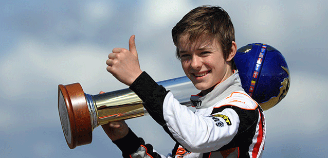 Ilott con Carlin e Junior Red Bull