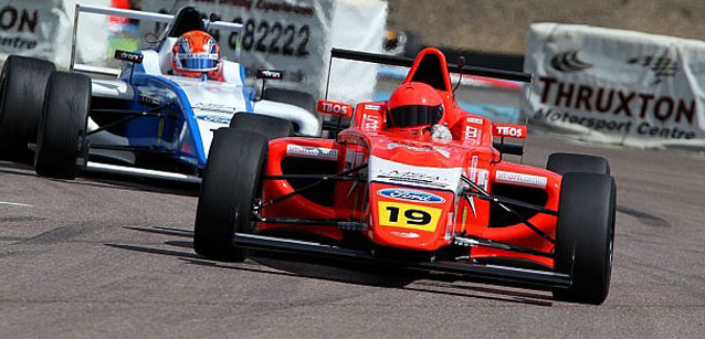 F.4 inglese a Thruxton<br />Collard nuovo leader