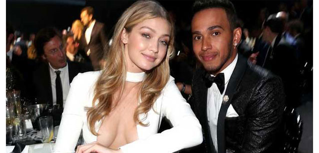 Hamilton si rilassa tra le modelle