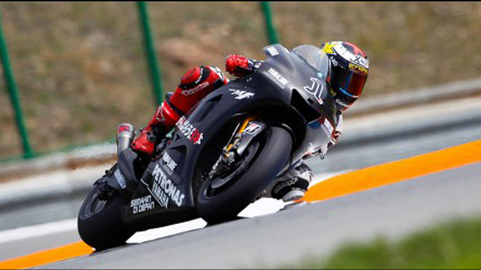 Test a Brno<br>La Honda e la Yamaha 1000 volano
