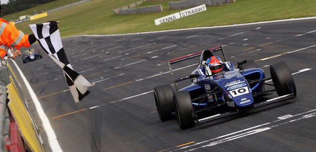 F.4 inglese a Snetterton<br />Doppietta di Herta