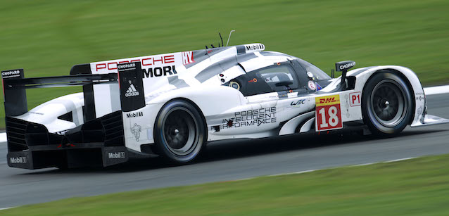 Nurburgring - Dopo 2 ore<br />Porsche 1-2 tra contatti e penalit&agrave;