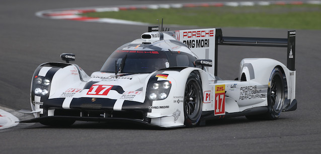 Nurburgring, gara: dominio Porsche <br />con Webber-Hartley-Behrnard