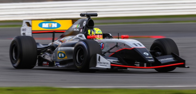 Silverstone, gara 1: Ellinas in solitaria