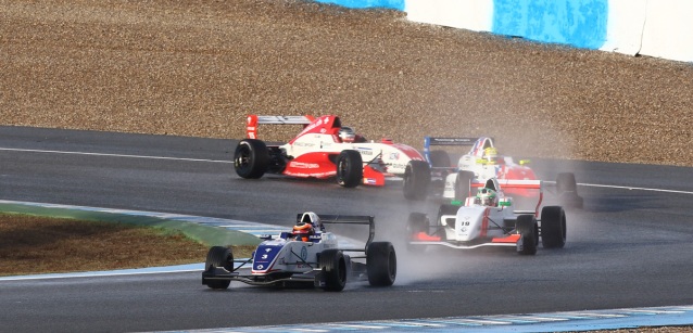 Jerez, gara 2: Aitken vince e va in vetta<br />D'Agosto ancora sul podio, secondo