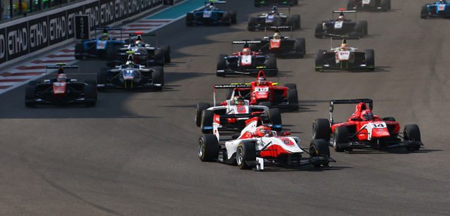 Yas Marina, gara 1: Primo Kirchhofer<br />Ocon penalizzato ma davanti a Ghiotto