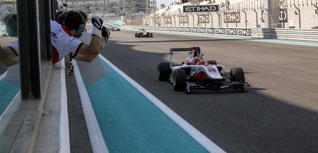 Yas Marina - Gara 2<br />Ocon campione, vittoria a Palou