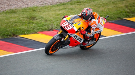 Sachsenring, qualifica: Marquez torna in pole e segna il record